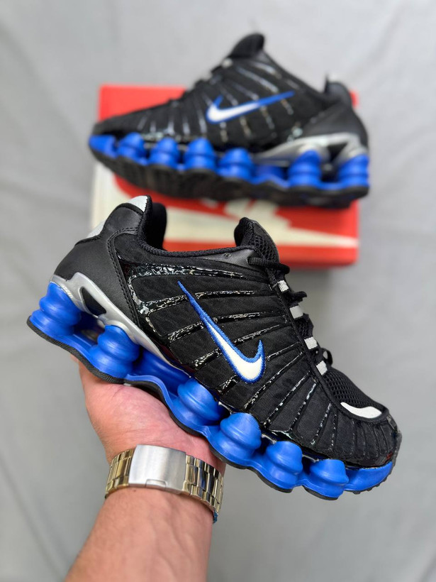 Nike Shox TL با طراحی خاص و ستونهای فنری معروفش، یه انتخاب متفاوت و چشمگیره برای استایل خیابونی و اسپرت محسوب میشه👟