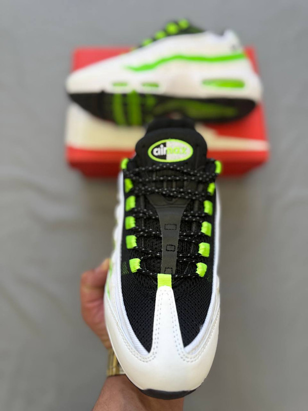 Nike Air Max 95 Green Neon یه مدل کلاسیک و پرطرفدار با طراحی لایهلایه خاصه. ترکیب سفید با سبز نئونی حس اسپرت و انرژی بالایی به استایل میده👟