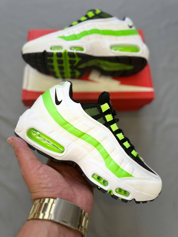 Nike Air Max 95 Green Neon یه مدل کلاسیک و پرطرفدار با طراحی لایهلایه خاصه. ترکیب سفید با سبز نئونی حس اسپرت و انرژی بالایی به استایل میده👟