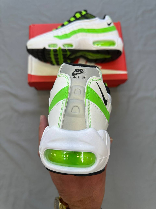 Nike Air Max 95 Green Neon یه مدل کلاسیک و پرطرفدار با طراحی لایهلایه خاصه. ترکیب سفید با سبز نئونی حس اسپرت و انرژی بالایی به استایل میده👟