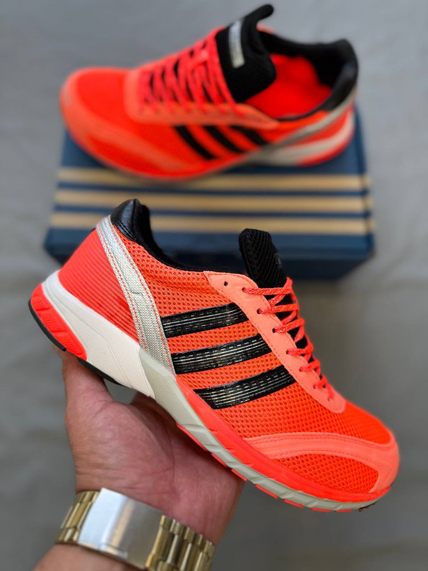 Adidas x Bad Bunny Para Bad Bunny یه مدل خاص و متفاوت از همکاری آدیداس با بد بانیه که کاملاً حال و هوای استریت و اسپرت رو ترکیب کرده. ترکیب رنگ نارنجی باعث شده حسابی تو چشم باشه و استایل رو خاص کنه👟