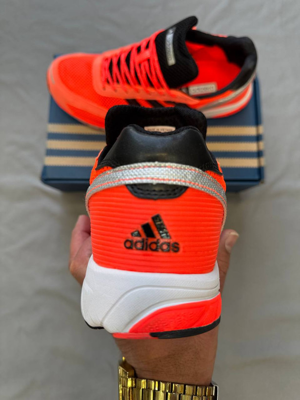 Adidas x Bad Bunny Para Bad Bunny یه مدل خاص و متفاوت از همکاری آدیداس با بد بانیه که کاملاً حال و هوای استریت و اسپرت رو ترکیب کرده. ترکیب رنگ نارنجی باعث شده حسابی تو چشم باشه و استایل رو خاص کنه👟