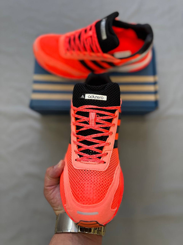 Adidas x Bad Bunny Para Bad Bunny یه مدل خاص و متفاوت از همکاری آدیداس با بد بانیه که کاملاً حال و هوای استریت و اسپرت رو ترکیب کرده. ترکیب رنگ نارنجی باعث شده حسابی تو چشم باشه و استایل رو خاص کنه👟