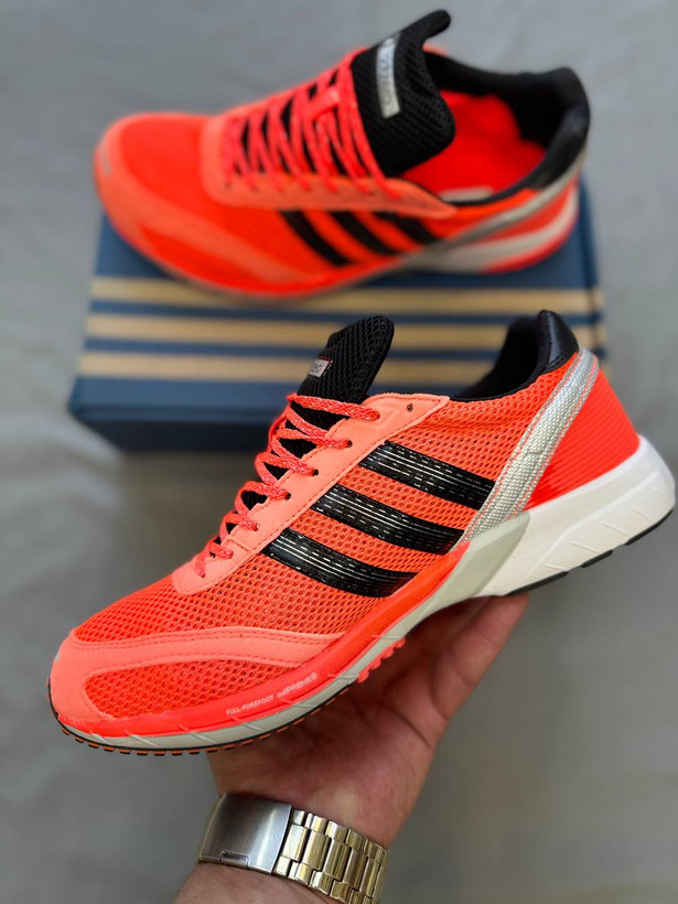 Adidas x Bad Bunny Para Bad Bunny یه مدل خاص و متفاوت از همکاری آدیداس با بد بانیه که کاملاً حال و هوای استریت و اسپرت رو ترکیب کرده. ترکیب رنگ نارنجی باعث شده حسابی تو چشم باشه و استایل رو خاص کنه👟