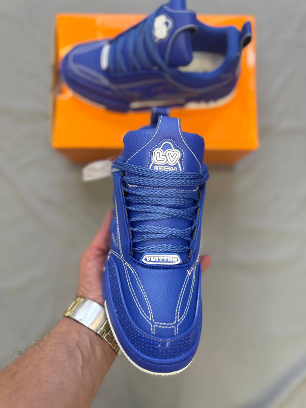 Louis Vuitton Trainer Blue یه مدل لوکس و خاص با طراحی الهامگرفته از استایل بسکتبالیه. رویه چرمی با دوخت برجسته و لوگوی گل مونوگرام، حس لاکچری و متفاوتی میده👟