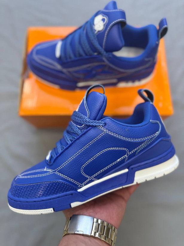 Louis Vuitton Trainer Blue یه مدل لوکس و خاص با طراحی الهامگرفته از استایل بسکتبالیه. رویه چرمی با دوخت برجسته و لوگوی گل مونوگرام، حس لاکچری و متفاوتی میده👟