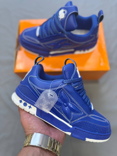 Louis Vuitton Trainer Blue یه مدل لوکس و خاص با طراحی الهامگرفته از استایل بسکتبالیه. رویه چرمی با دوخت برجسته و لوگوی گل مونوگرام، حس لاکچری و متفاوتی میده👟