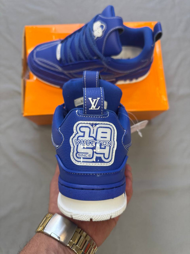 Louis Vuitton Trainer Blue یه مدل لوکس و خاص با طراحی الهامگرفته از استایل بسکتبالیه. رویه چرمی با دوخت برجسته و لوگوی گل مونوگرام، حس لاکچری و متفاوتی میده👟